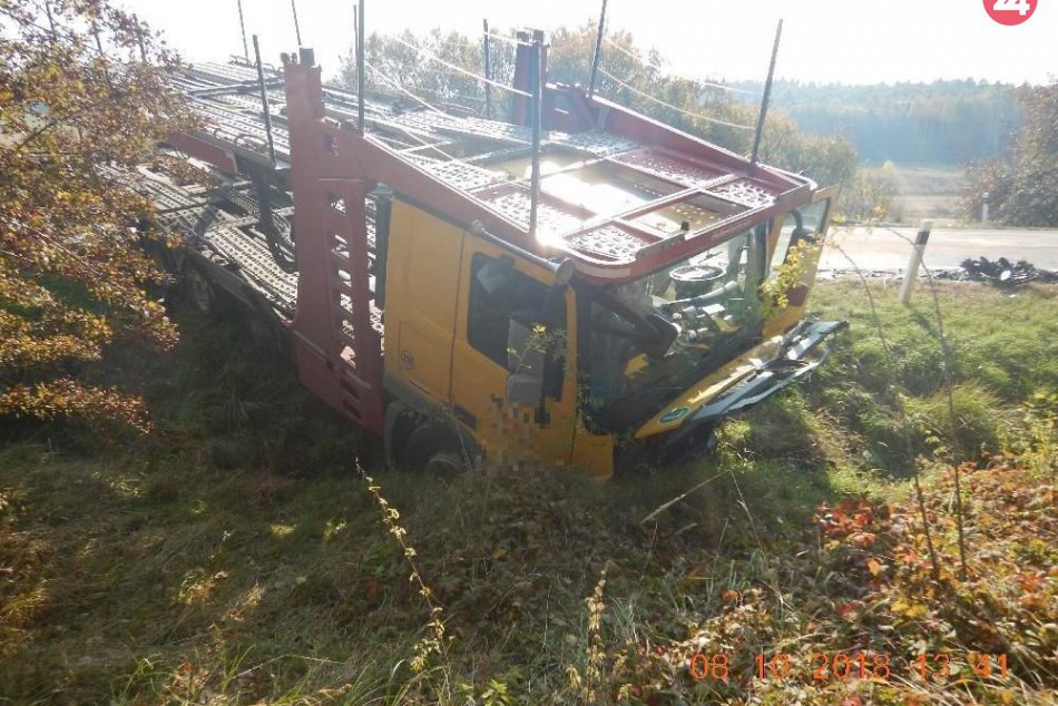 V OBRAZOCH: Pri čelnej zrážke osobného auta a kamióna zahynul 1 vodič