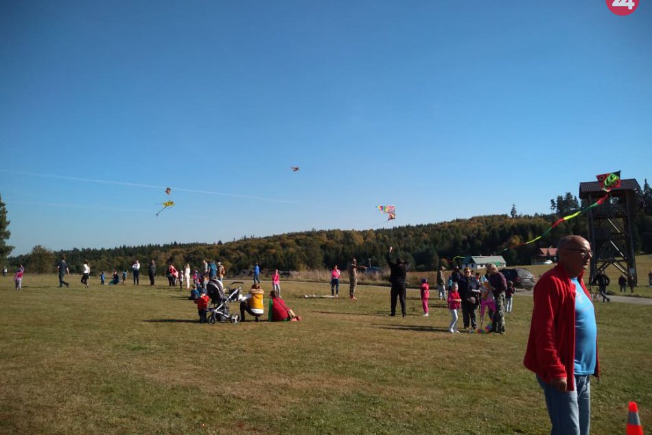 Objektívom: Oblohu pri Spišskej Novej Vsi obzvláštnili desiatky šarkanov