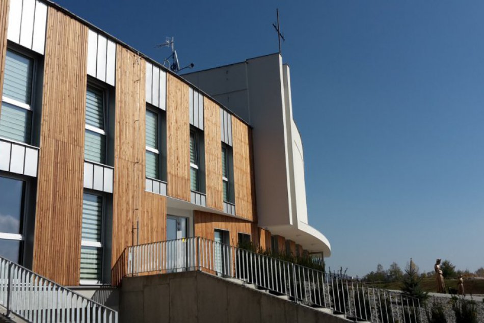 Nový považskobystrický svätostánok: Kostol Panny Márie z La Salette na záberoch