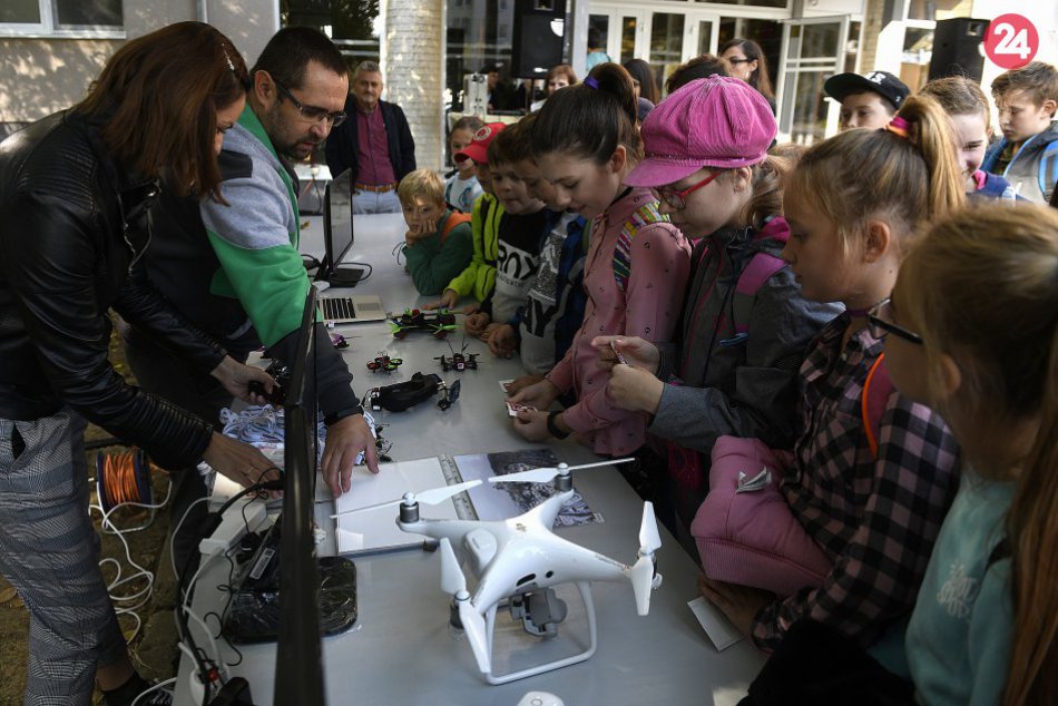 V OBRAZOCH: Drony v škole v Trenčíne