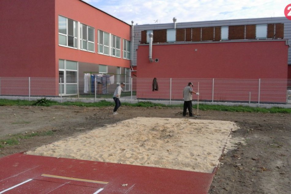 FOTO, Pomáhajú z vďaky: Nové športovisko zveľaďujú ľudia z Krízového centra
