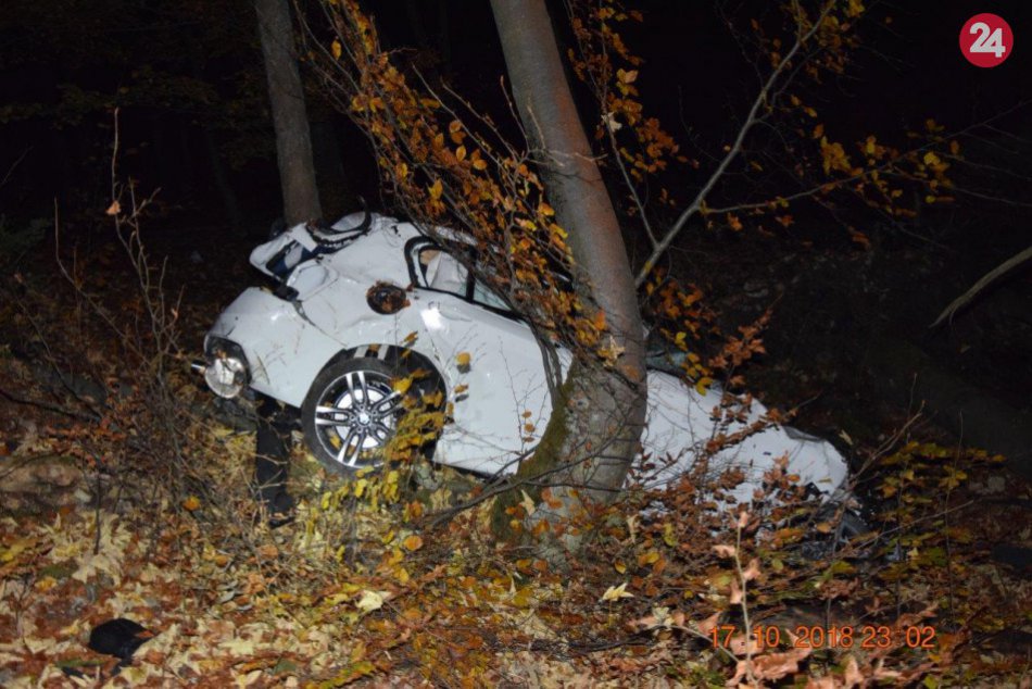 V OBRAZOCH: Hrozivá nehoda na Šturci. Auto padalo dole svahom cca 150 metrov
