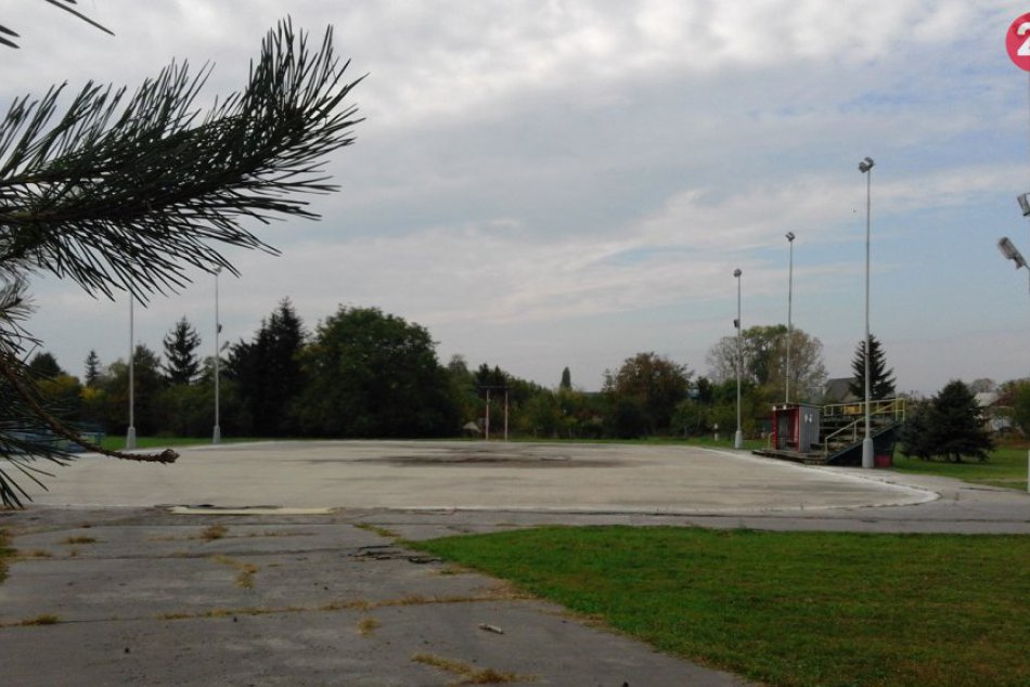 FOTO, Inštalácia mantinelov pokračuje: Šali na ľad môžete pomôcť aj vy