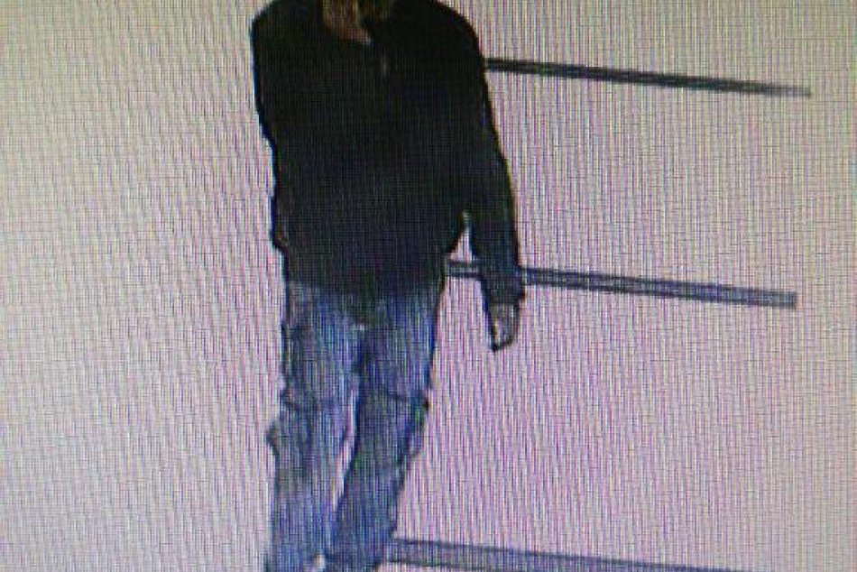 V OBRAZOCH: Polícia prosí o pomoc pri pátraní po podozrivom mužovi