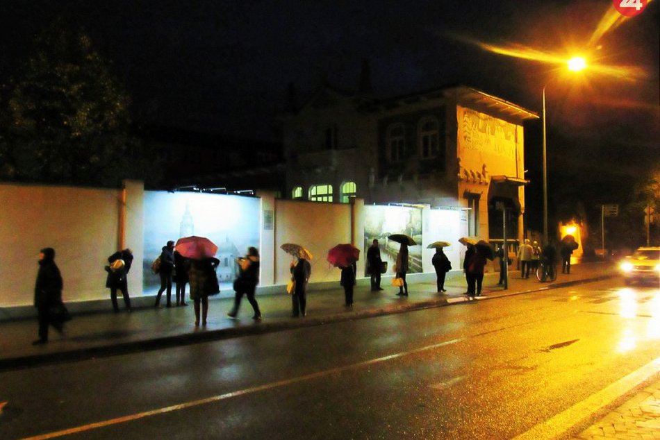 Krásne diela na známej prešovskej ulici: Takto sa už po novom vynímajú v noci