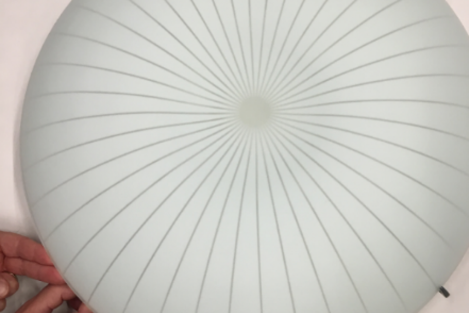 Známy predajca sťahuje z trhu stropnú lampu: Môže sa uvoľniť a spadnúť