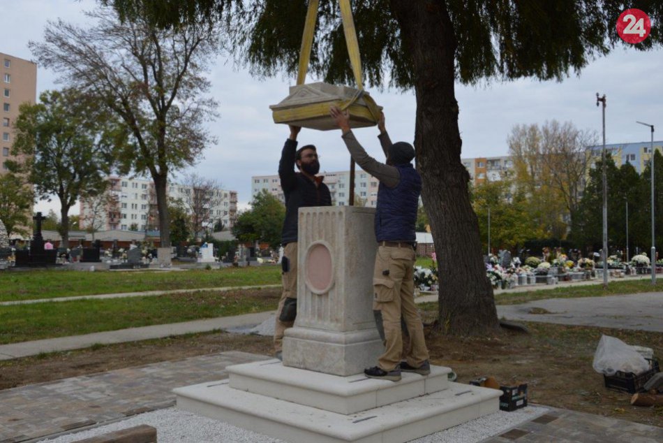 Historický kríž v Šali už osadili: Vzniklo nové pietne miesto, FOTO