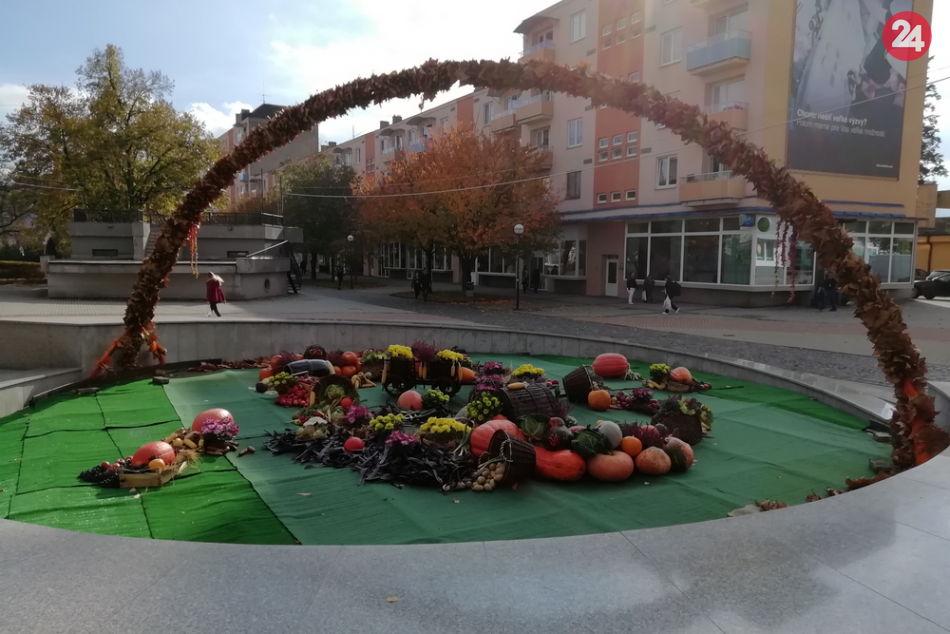 V OBRAZOCH: Fontána lásky opäť púta pozornosť, tentoraz jesennou výzdobou