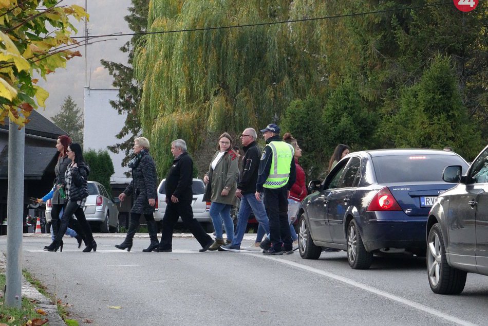 Obrazom: Sviatočná atmosféra na cintoríne v Rožňave