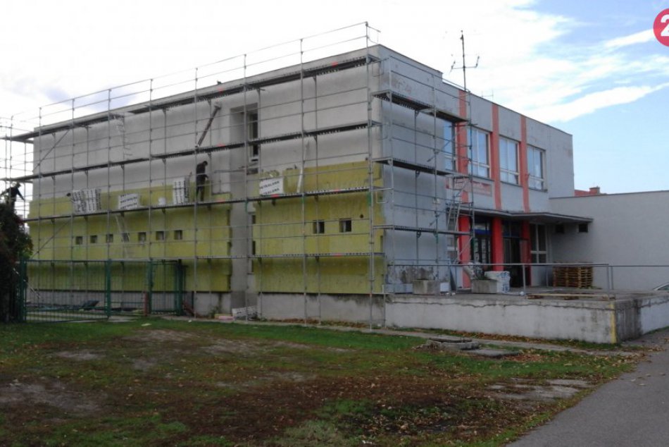 FOTO, Večiansky kulturák už opravujú: Zoberú to pekne od podlahy