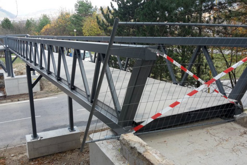 Lávka na Rozkvete už síce stojí, ale dokončená ešte nie je: Zábery z miesta