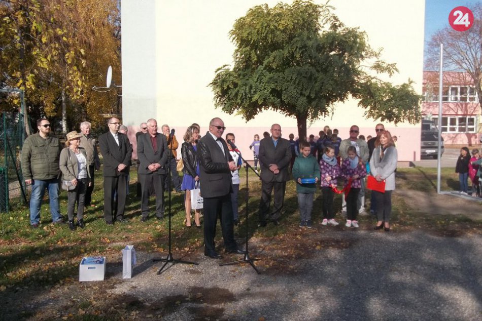 Bežecký ovál v Šali otvorili: Prvé metre odbehol aj úspešný Daniel Kováč, FOTO