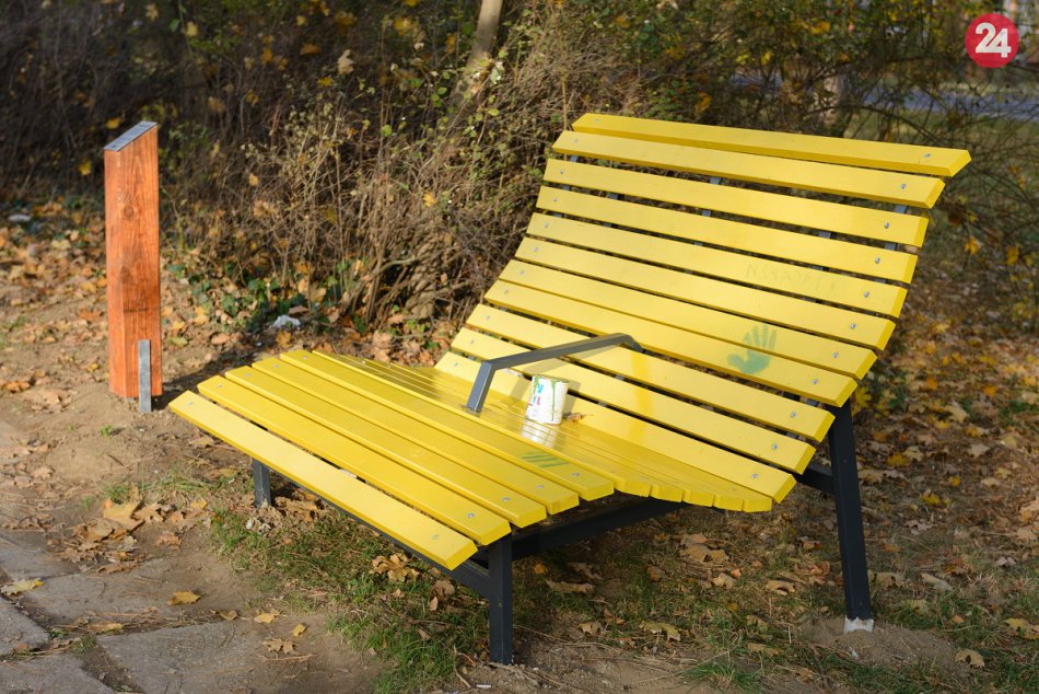 V Nitre pribudlo 9 unikátnych zábavných lavičiek: Každá má vlastné meno, FOTO