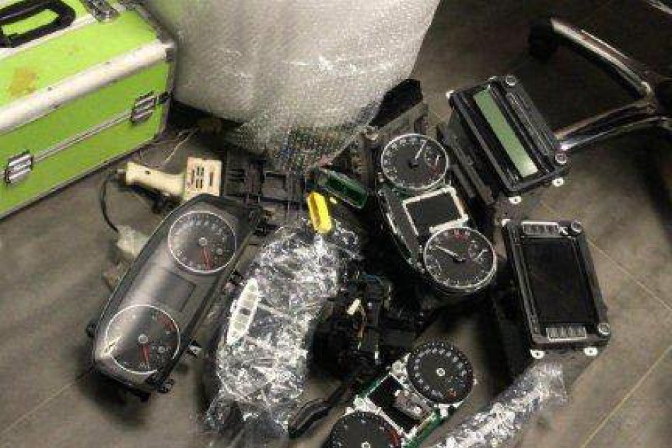 Polícia zaistila 29 áut, riadiace jednotky i rušičky