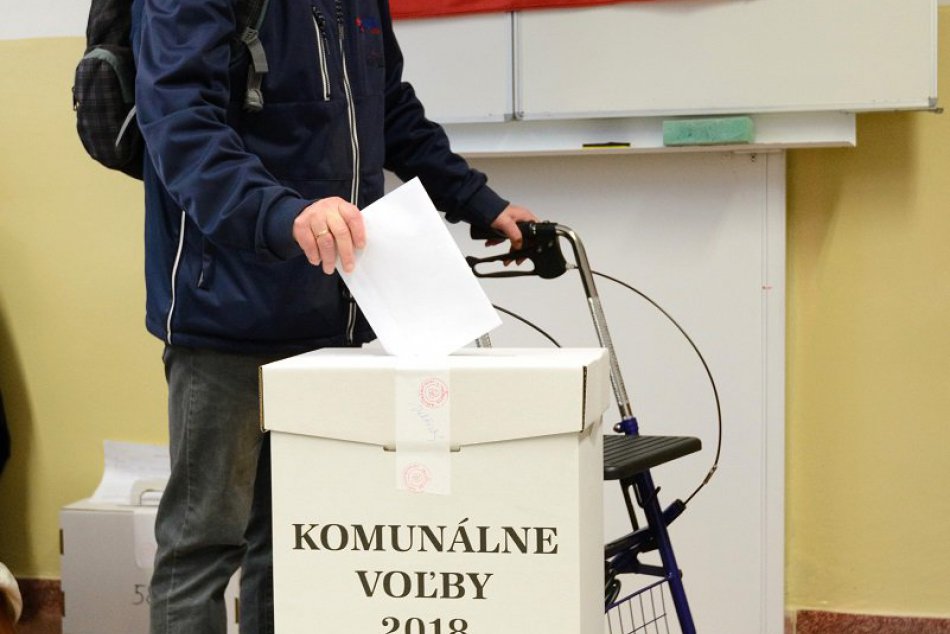 Slabozrakí voliči odovzdali svoj hlas v Nitre: Pomáha im aj mobilný telefón, VID