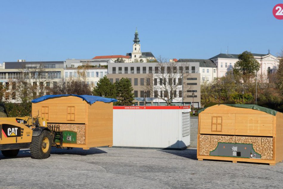 Je to tu! Svätoplukovo námestie už zdobí vianočný stromček aj stánky, FOTO