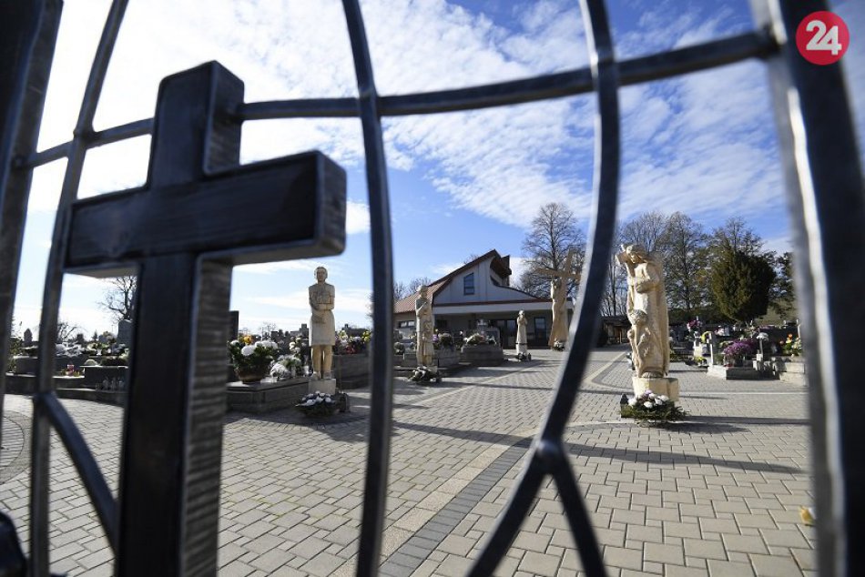 Rezbárske diela na cintoríne v Kechneci