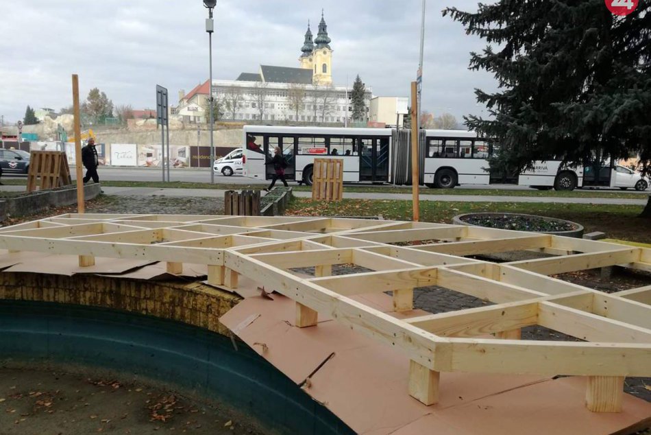 Fontána pred budovou súdu v Nitre dostala nový šat: Vylepšili ju študenti, FOTO