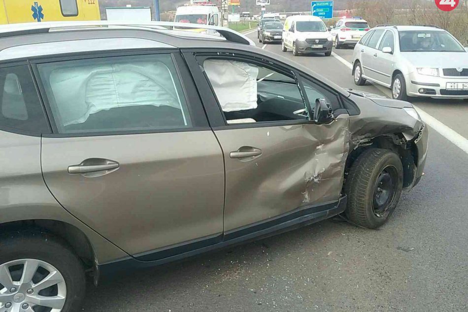 Dopravná nehoda na privádzači k diaľnici D1 v Trenčíne