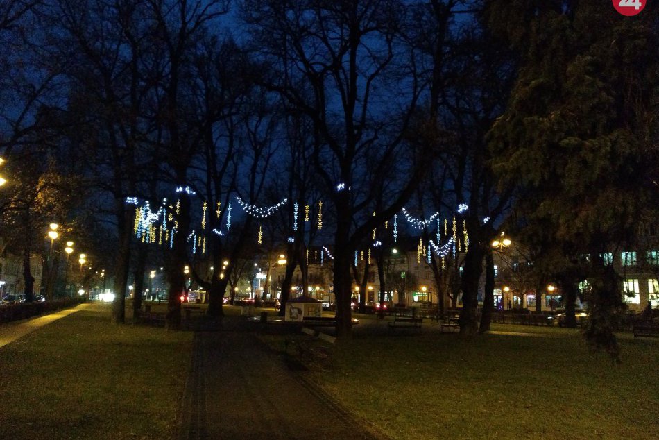 OBRAZOM: Prvé vianočné prvky  v Spišskej sú už nainštalované