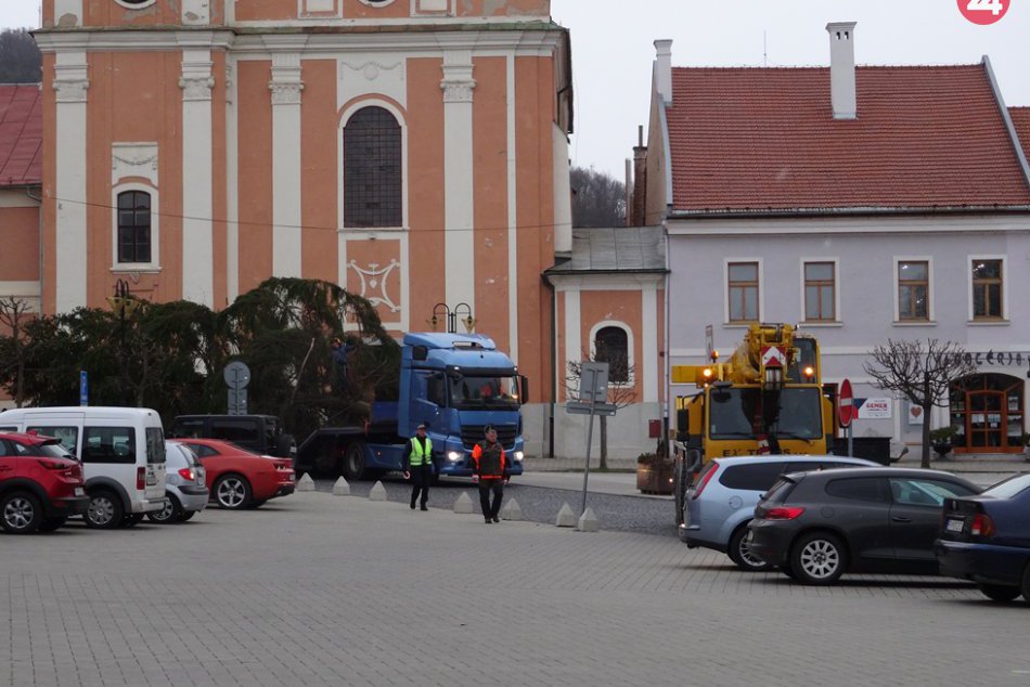 Obrazom: Obrazom: Na námestí sa už týči vianočný strom