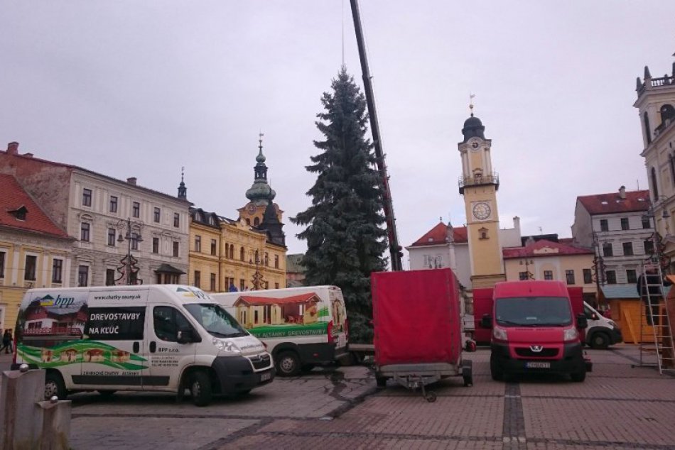 V OBRAZOCH: Už stojí. Takto vyzerá vianočný stromček na bystrickom námestí