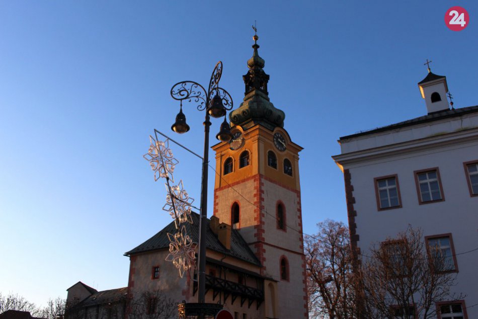 V OBRAZOCH: Centrum Bystrice už začína dýchať vianočnou atmosférou