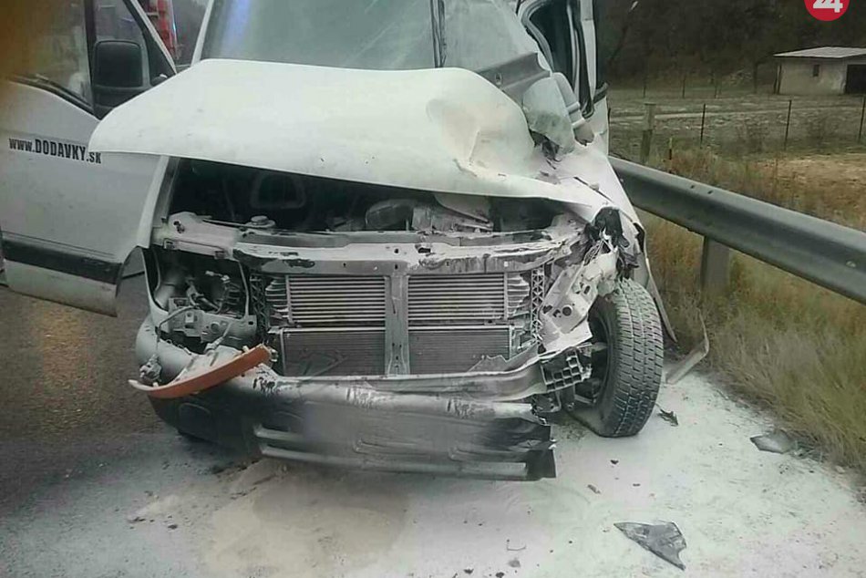 Pri Žiari nad Hronom sa zrazila dodávka s kamiónom