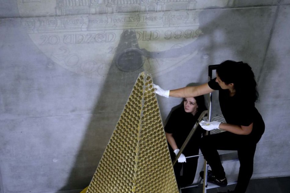 Vianočný stromček postavili zo zlatých mincí v hodnote 2,3 milióna eur