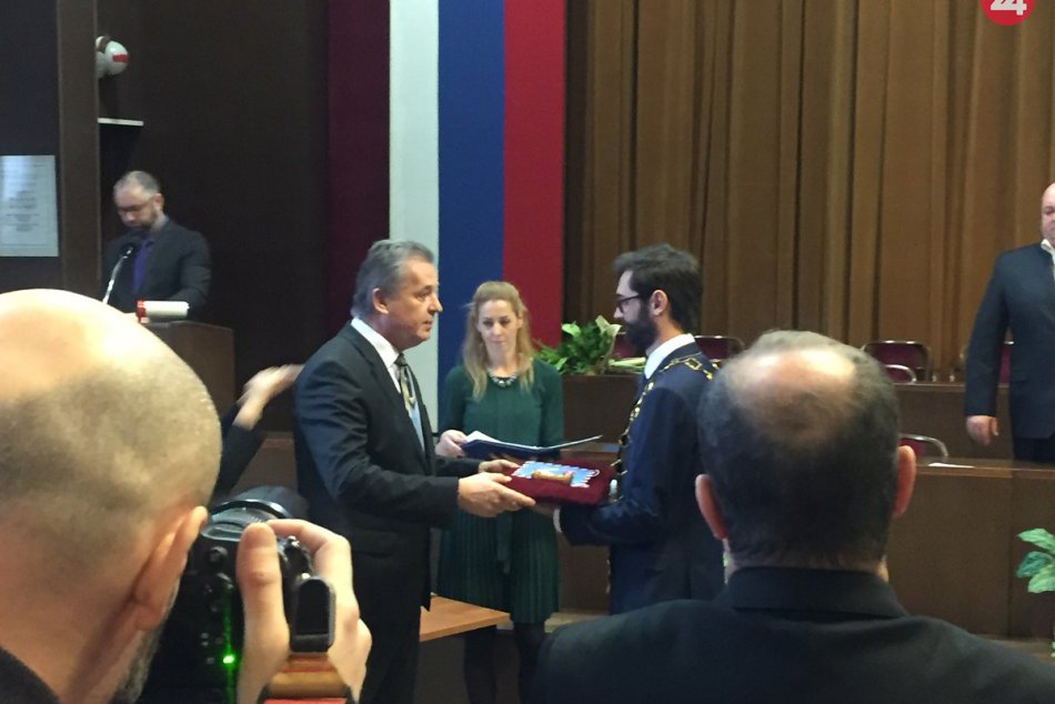 FOTO: Novozvolení poslanci na čele s primátorom Nitry Marekom Hattasom zložili s