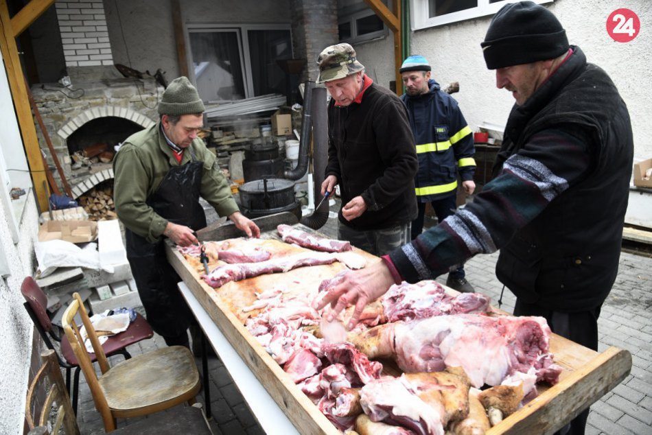 Tradičná zabíjačka počas Ondrejovských hodov v Papradne: Zábery priamo z nej