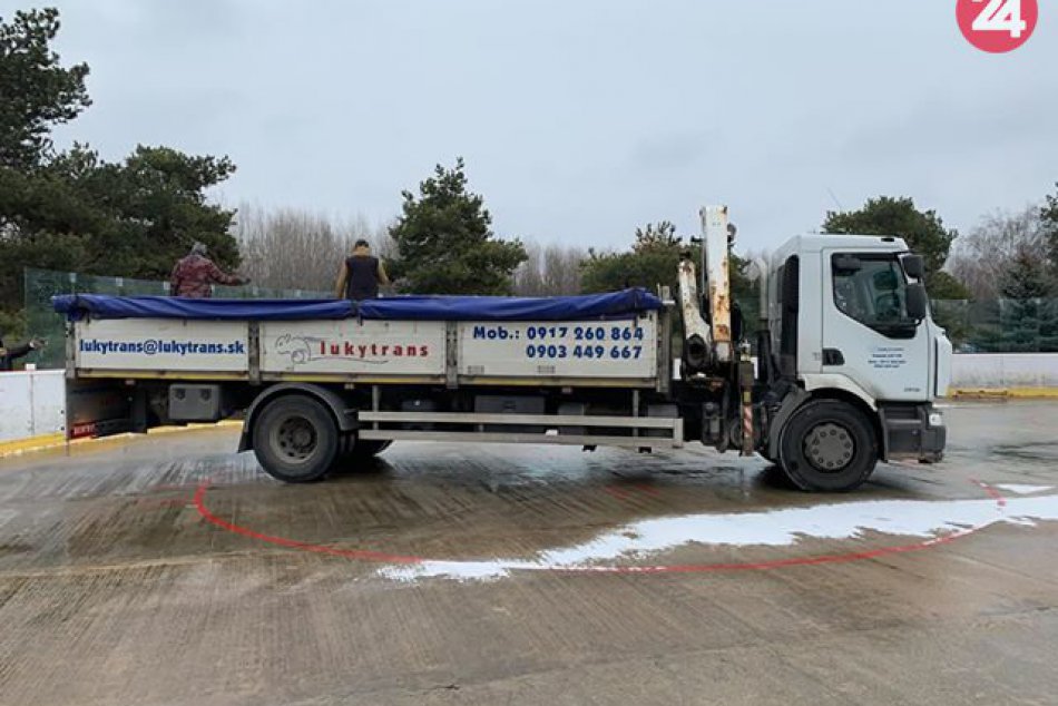 Na šaliansky zimák osadili sklá: Odpália tam parádny hokejový zápas, FOTO
