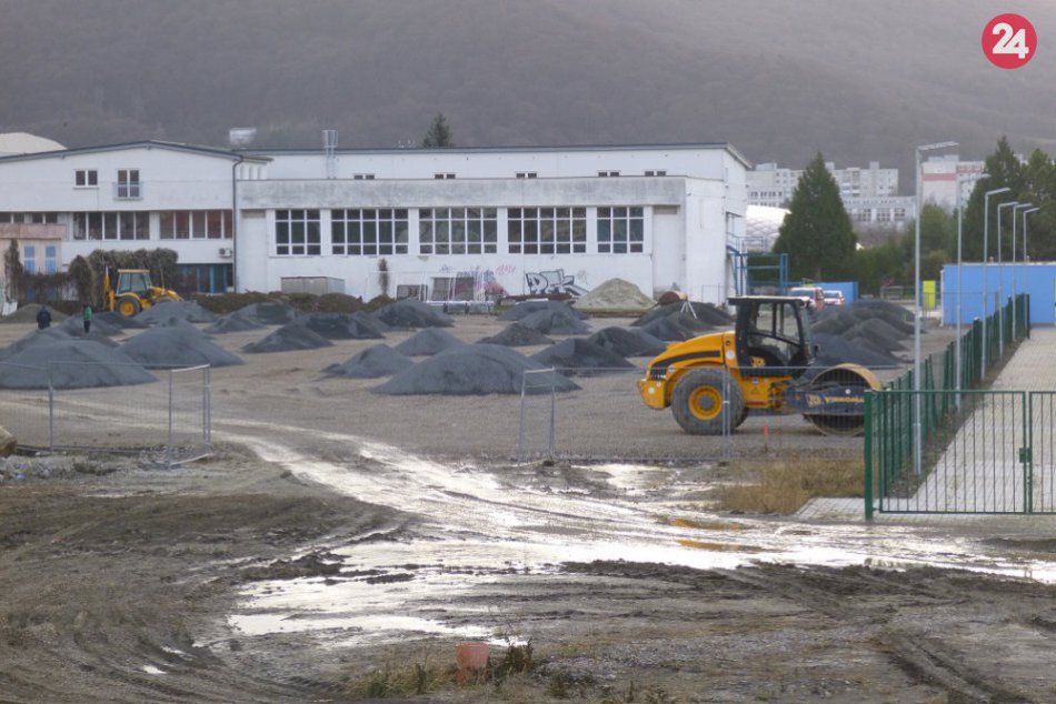 Ako pokročila výstavba ihriska s umelou trávou? Pozrite si FOTO