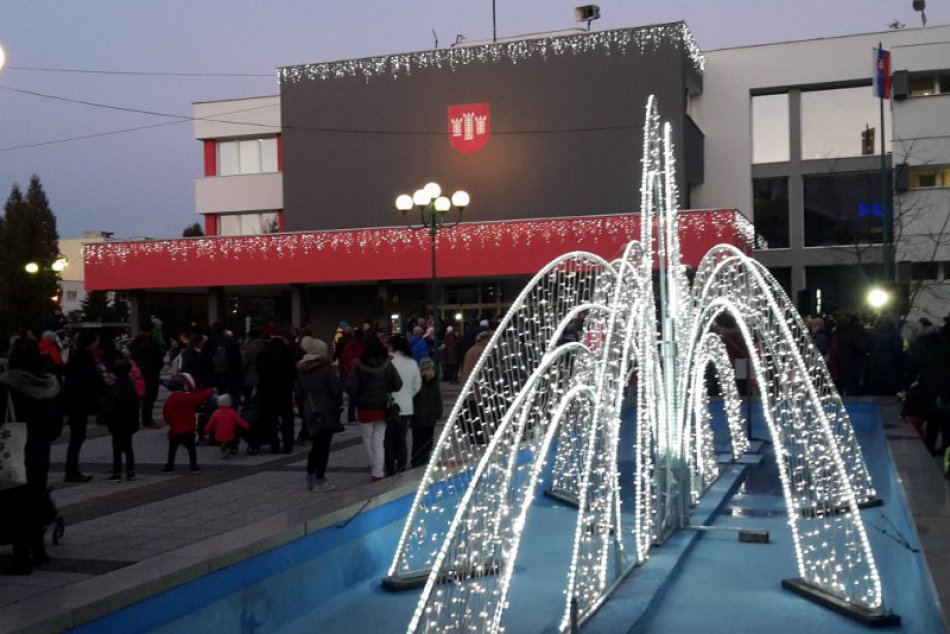 FOTO: V Považskej rozsvietili vianočnú výzdobu, stromček a prišiel aj Mikuláš