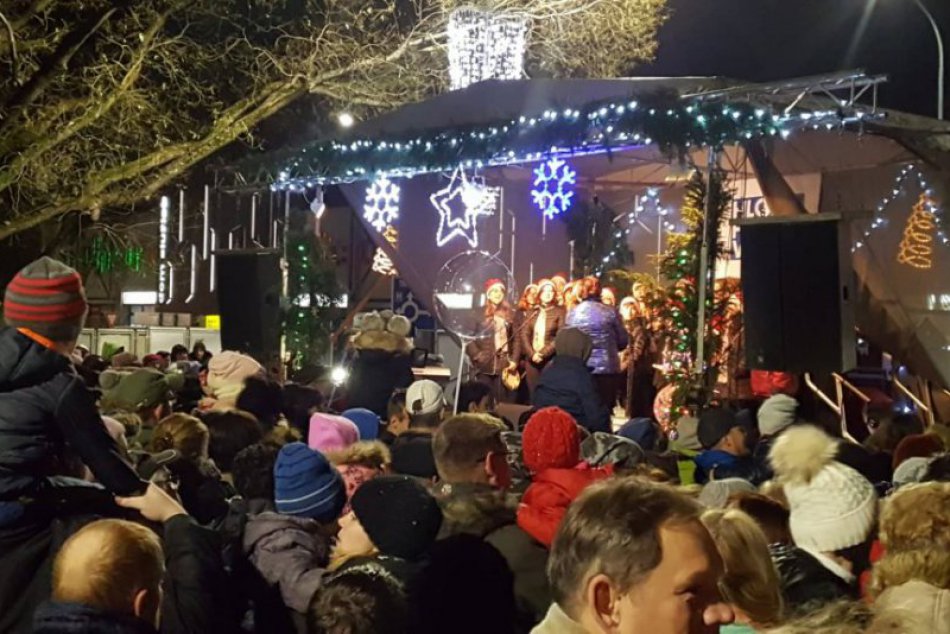 Vianočné trhy otvorené: Mikuláš na námestí prilákal stovky návštevníkov