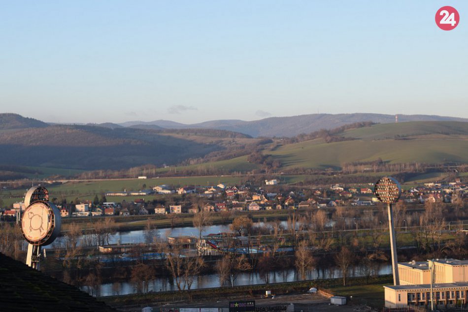V OBRAZOCH: Známe osvetlenie na trenčianskom štadióne začali demontovať