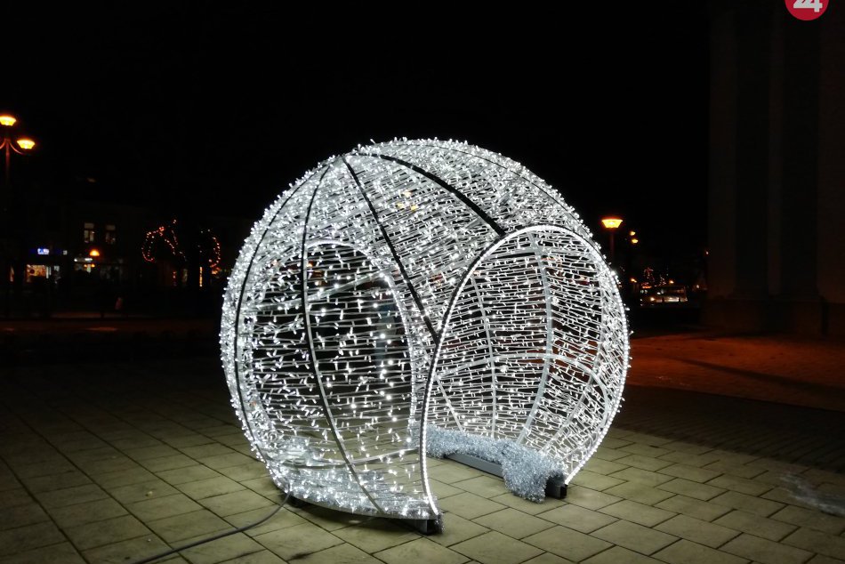 Už ste ich videli? Centrum nášho mesta skrášlili nové prvky vianočnej výzdoby