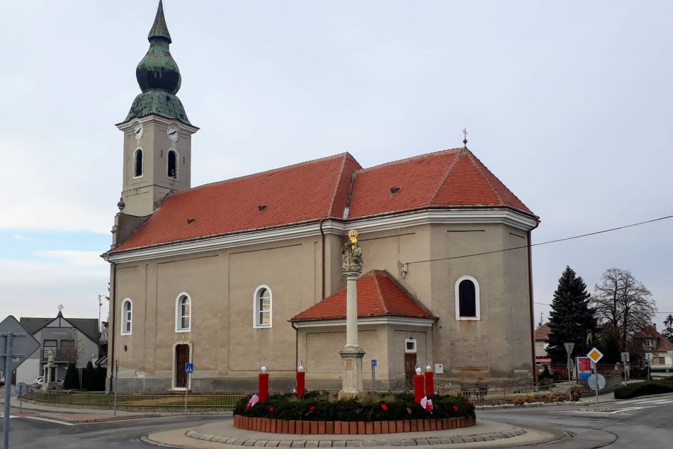 OBRAZOM: Neprehliadnuteľný adventný veniec v  Šúrovciach