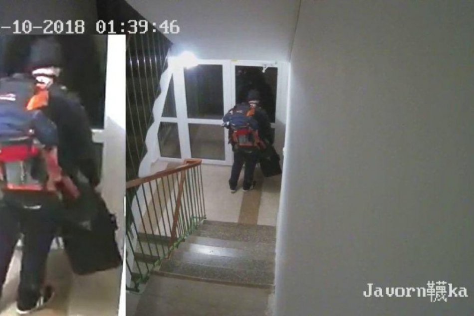 V OBRAZOCH: Polícia pátra po mužovi, ktorý v Bystrici kradol topánky