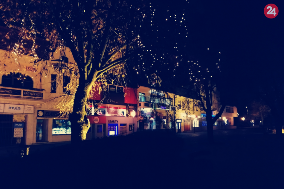 FOTOGALÉRIA: Vychutnajte si humenské námestie odeté do vianočného šatu