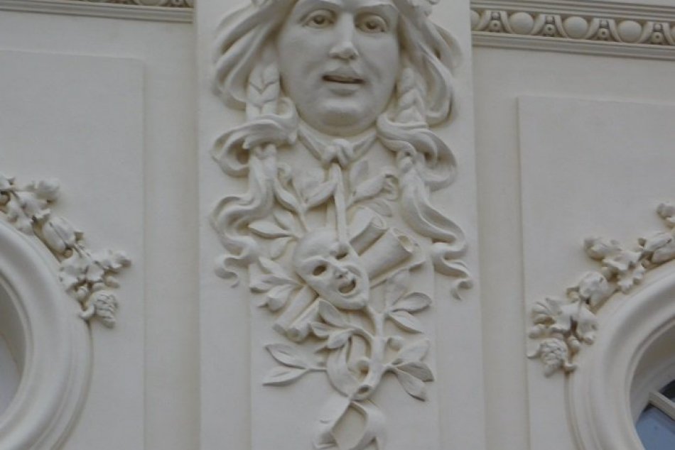 OBRAZOM: Pozrite si novú fasádu trnavského divadla zblízka