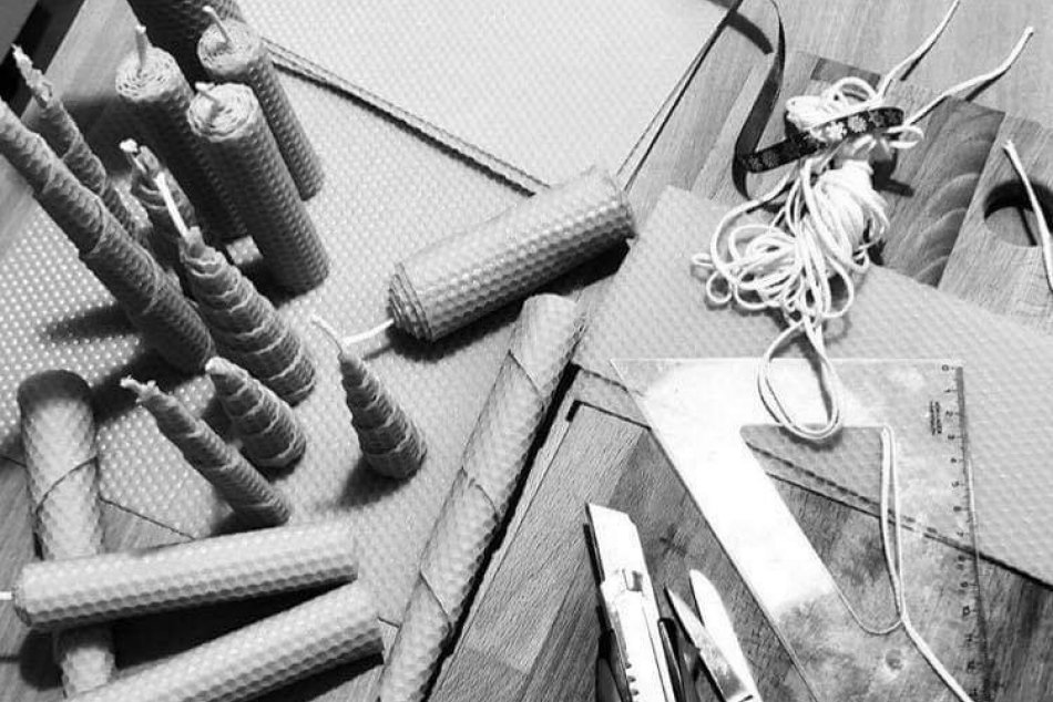 Má šikovné ruky: Michalovčanka vyrába sviečky zo včelieho vosku, FOTO