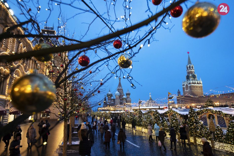 Červené námestie odeli do vianočného šatu