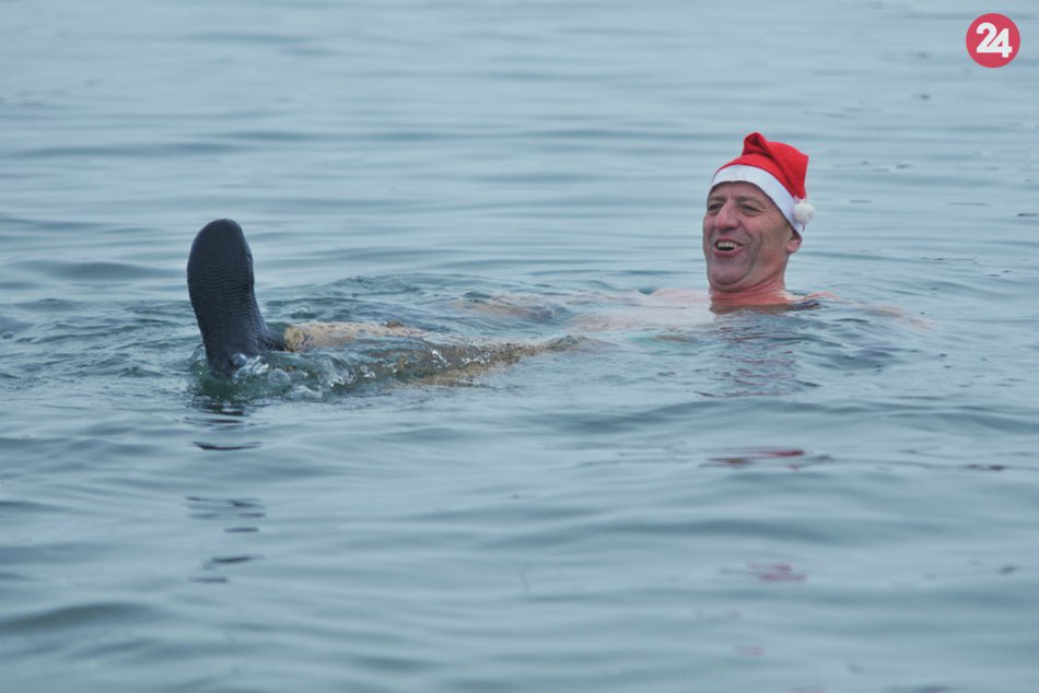U každého iná tradícia: Otužilci sa na Štedrý deň kúpu v Batizovciach