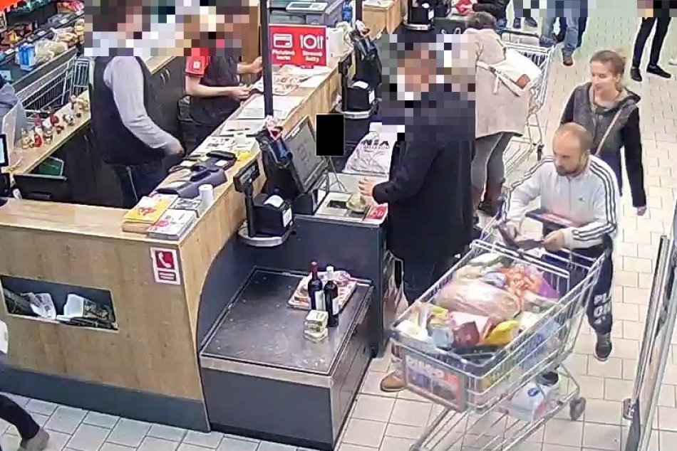 Ak ste ich spoznali, kontaktujte políciu: FOTO podozrivých z obchoďáku