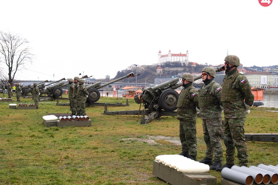Obrazom: Delostrelecké salvy vypálili príslušníci raketometného oddielu Rožňava.