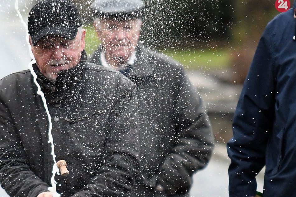 Michalovce zažili Suťaž v streľbe zátok zo šumivého vína