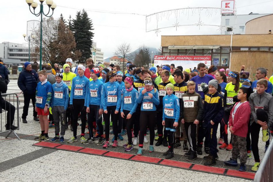 Zimný beh Považskou Bystricou: Zábery z trate a stupňov pre víťazov