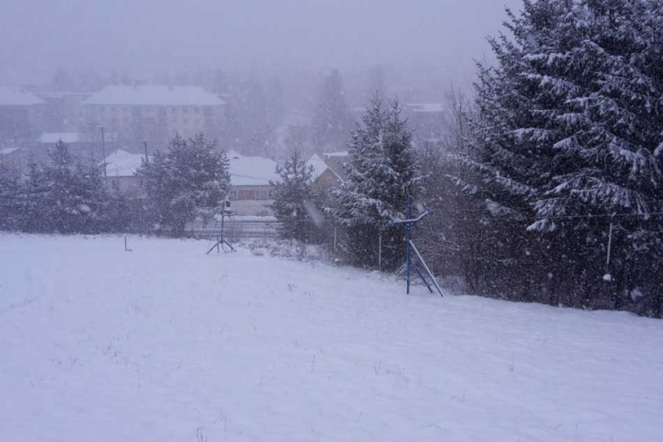 Do Považskej dorazila zima: Lyžiarsky vlek Mašková pred otvorením