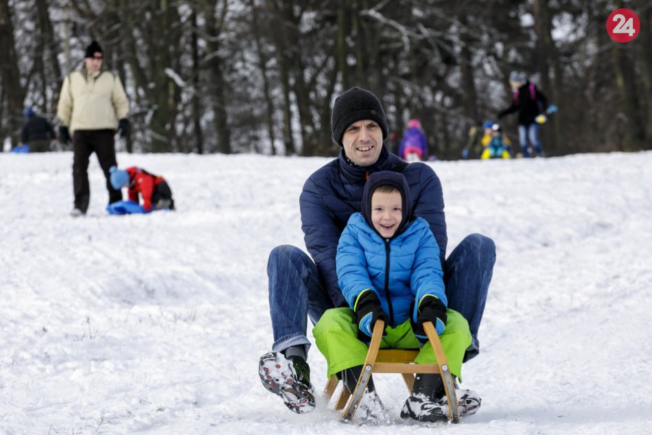 Deti počas sánkovačky na bratislavskej Kolibe